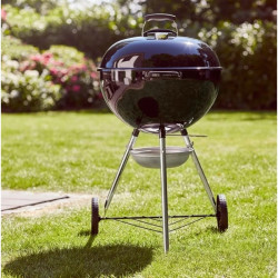 Gratar pe carbuni Weber Classic Kettle 1341504, 57 cm, Otel emailat, Reglare flux aer, 2 roti, 2 manere reci, Termometru, Negru