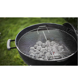 Gratar pe carbuni Weber Classic Kettle 1341504, 57 cm, Otel emailat, Reglare flux aer, 2 roti, 2 manere reci, Termometru, Negru