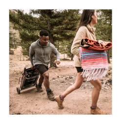 Преносимо барбекю на газ Weber Traveler WB 9010075, 3.5 kW, 63.5x34.3 cm, Емайлирани с порцелан чугунени скари, Горелка от неръждаема стомана, 2 колела, Черен/сребрист