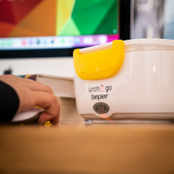 Beper 90.920G Electric Lunch Box, 40W, 1 L, Up to 60°C, 2 Removable Compartments, Indicator Light, White/Yellow