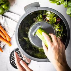 Kinghoff KH 1862 multifunkcionális salátástál, 24 cm, 5 l, 3 reszelő, csúszásmentes, Inox, Inox