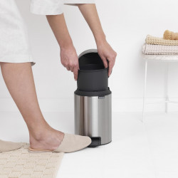 Cos de gunoi cu pedala Brabantia NewIcon 649003, 3 L, Inchidere usoara, Baza antiderapanta, Rezistent la amprente, Inox Mat