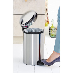 Cos pentru gunoi cu pedala Brabantia NewIcon 649026, 12 L, Inchidere usoara, Baza antiderapanta, Inox mat