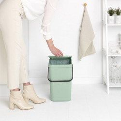 Cos de gunoi colectare selectiva Brabantia Sort&Go 1005522, 25 L, Maner, Montabil pe perete, Verde deschis