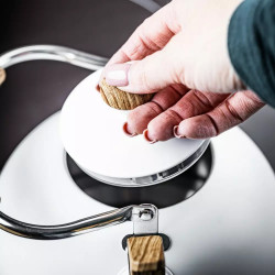 Τσαγιέρα με σφυρίχτρα Kinghoff KH 1860, 2.5 l, Επαγωγή, Ξύλινη λαβή, Λευκό