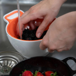 Trebonn DUO Colander Bowl - Small 1824101, 500 ml, 15.6 x 8.5 cm, Melamine, White/Orange