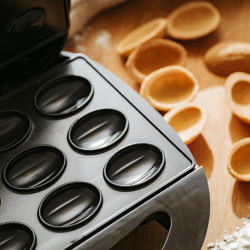 Уред за печене на сладки Adler AD 3071, 1200W, 12 форми, Незалепваща плоча, Светлинен индикатор,