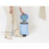 Cos de gunoi cu pedala Brabantia NewIcon 1005532, 12 L, Inchidere lina, Baza antiderapanta, Albastru deschis