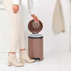 Cos de gunoi cu pedala Brabantia NewIcon 1008845, 12 L, Inchidere lina, Baza antiderapanta, Finisaj satinat, Maro