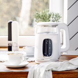 Електрическа кана Adler AD 1305, 1850/2200 W, 1.7 л, Сензорен контрол, Цветен LCD дисплей, Пет температурни настройки 40-100°C, Филтър против утаяване, Бял/златист