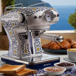Espressor manual Ariete Capri 1389/1C, 850W, 15 bar, 0.9 L, Spumare lapte, Cafea macinata si doze ESE, Alb/Albastru