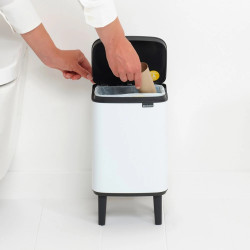 Кош за боклук Brabantia Bo Small Hi 1006639, 4 л, Повдигнат, Плавно и безшумно отваряне, Противоплъзгаща основа, Бял