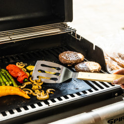 Σετ από 3 σκεύη BBQ Kinghoff KH 1918, Σπάτουλα, Σπάτουλα, Πιρούνι, Ξύλινες λαβές, Βρόχοι για κρέμασμα, Inox/καφέ