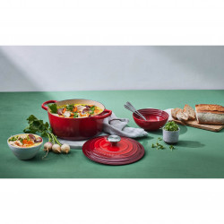 Oala din fonta Le Creuset 24147260912, 5,6 l, 26 cm, Pana la 260°C, Acoperire email, Inductie, Cuptor, Rosu