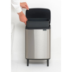Cos de gunoi Brabantia Bo Small Hi 1006642, 4 l, Deschidere lina si silentioasa, Baza antiderapanta, Rezistent la amprente, Otel inoxidabil/Mat