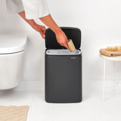 Brabantia Bo Small 1008870 szemetes, 12 l, Csendes és sima nyitás, Csúszásgátló talp, Ásványi bevonat, Sötét szürke