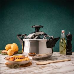 Rosberg R51311A7 Pressure Cooker, 7 liters, 2 lids, Induction-compatible, Triple-layer bottom, Stainless steel