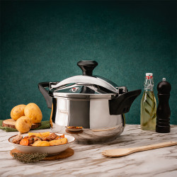 Rosberg R51311A7 Pressure Cooker, 7 liters, 2 lids, Induction-compatible, Triple-layer bottom, Stainless steel