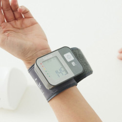 Beurer BC 27 Blood Pressure Monitor, Wrist Size 14–19.5 cm, Risk Indicator, Arrhythmia Detection, Memory, LCD, Date and Time, Gray