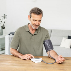 Monitor de tensiune arteriala Beurer BM 53, Indicatori de aritmie si risc, Memorie prin aplicație, 4 x AAA, USB-C, 22-42 cm, Negru