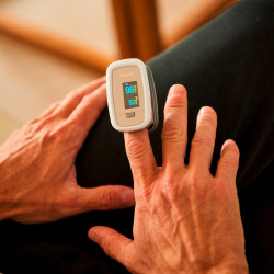 Pulsoximetru medical pentru deget Beurer PO 30, SpO₂, Puls, Fara sange si fara durere, OLED, Afisaj grafic, CE, IP22, Gri / Alb