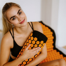 Medivon Chronos Acupressure Mat, 23 x 48 cm, Hypoallergenic, Improves blood circulation and sleep, Relieves muscle tension, +Carry Bag, Black/Orange