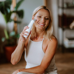 Масажор за лифтинг на лице Beautifly B-Booster PRO RF Needle-Free, 40°C, RF 1MHz, EMS, Ултразвук, Йони, Botox ефект, Антиейдж, Мезотерапия, IPX5, Бял