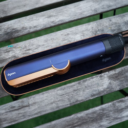 Преса за коса Dyson HT01 Airstrait Bco/Dbu, 1600W, 140°C, Йонизация, 6 нива на темп, Щадяща косата, Медно покритие, LCD,