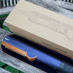 Преса за коса Dyson HT01 Airstrait Bco/Dbu, 1600W, 140°C, Йонизация, 6 нива на темп, Щадяща косата, Медно покритие, LCD,