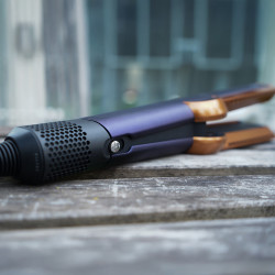 Преса за коса Dyson HT01 Airstrait Bco/Dbu, 1600W, 140°C, Йонизация, 6 нива на темп, Щадяща косата, Медно покритие, LCD, Син/меден