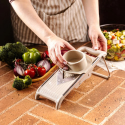 Răzătoare de legume Kinghoff KH 2006, grosime reglabilă, lame în formă de V, Julienne 5 mm, bej/gri