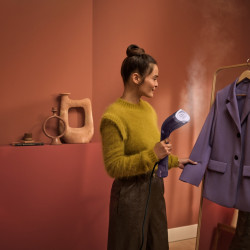 Уред за гладене с пара Philips STH7050/30, 1500W, 100 + 200 мл, 28 г/мин, OptimalTEMP, Регулируема глава, 2 нива на пара, Аксесоари, Черен/лилав