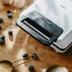 Mesko MS 3091 Waffle Maker, 1800W, Non-stick coating, 2 plates, Non-slip feet, White