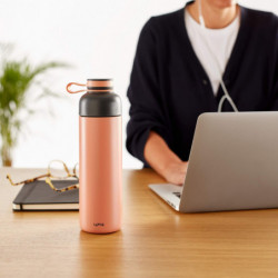 Sticla termos cu infuzor Lekue On The Go 1010230, 500 ml, Perete dublu vidat, Inchidere ermetica, -20/+80 °C, Otel inoxidabil, Coral