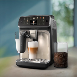 Кафеавтомат Philips EP5547/90 LatteGo, 1500W, 15 bar, 1.8 л, 20 напитки, Керамична мелачка с 12 нива, TFT, AquaClean, SilentBrew, AromaExtract, ExtraShot, Черен/Бежов