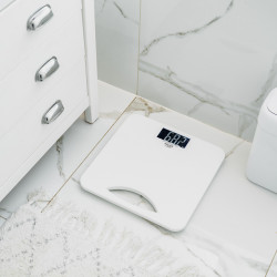 Adler AD 8193 Scale, Up to 250 kg, LCD, Battery and Overload Indicators, Non-Slip, White