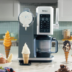 Aparat preparare inghetata 13in1 Ninja CREAMi Scoop & Swirl™ NC701EU, 800 W, 13 programe, Maneta cu 3 trepte pentru cornete, CreamiFit, Creamify, 2 cupe, Gri/Negru