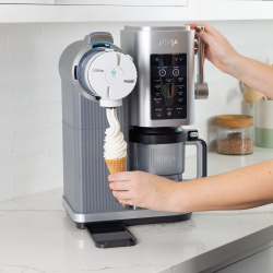 Aparat preparare inghetata 13in1 Ninja CREAMi Scoop & Swirl™ NC701EU, 800 W, 13 programe, Maneta cu 3 trepte pentru cornete, CreamiFit, Creamify, 2 cupe, Gri/Negru