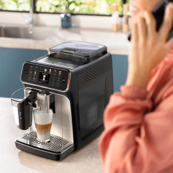 Кафеавтомат Philips LatteGo 5500 EP5543/90, 1500W, 15 bar, 1.8 л, 20 напитки, LatteGo, SilentBrew, QuickStart, Керамична мелачка, Сензорен екран, Бял хром