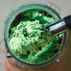 Aparat de facut inghetata 13in1 Ninja CREAMi Scoop & Swirl™ NC701EUSTGD, 800 W, 13 programe, Maneta cu 3 trepte pentru cornete, CreamiFit, Creamify, 2 cupe de 473 ml, Personalizare, Crem/Auriu