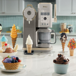 Aparat de facut inghetata 13in1 Ninja CREAMi Scoop & Swirl™ NC701EUSTGD, 800 W, 13 programe, Maneta cu 3 trepte pentru cornete, CreamiFit, Creamify, 2 cupe de 473 ml, Personalizare, Crem/Auriu