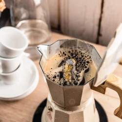 Cafetiera moka electrica Moka Klausberg KB 7999, 500 W, 6 cesti, Element de incalzire incorporat, Supapa de siguranta, Bej