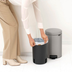 Brabantia NewIcon 1010440 pedálos szemetes, 12 l, lágy zárás, csúszásgátló talp, világosszürke