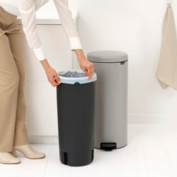 Brabantia NewIcon 1010442 pedálos szemetes, 30 l, lágy zárás, csúszásgátló talp, világosszürke