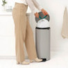 Coș de gunoi cu pedală Brabantia NewIcon 1010442, 30 l, închidere lentă, bază antiderapantă, gri deschis