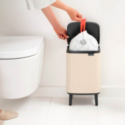Κάδος απορριμμάτων Brabantia Bo Small Hi 1010461, 7 λίτρα, Υπερυψωμένος, Ομαλό και αθόρυβο άνοιγμα, Αντιολισθητική βάση, Μπεζ