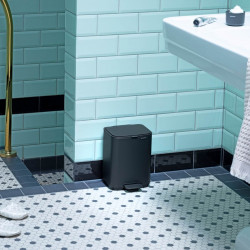 Coș de gunoi Brabantia Bo Pedal 1010131, 4 l, închidere ușoară, bază antiderapantă, finisaj mineral, gri închis