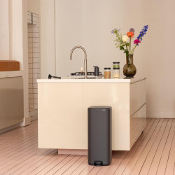 Coș de gunoi Brabantia Bo Pedal 1010134, 30 l, închidere ușoară, bază antiderapantă, finisaj mineral, gri închis