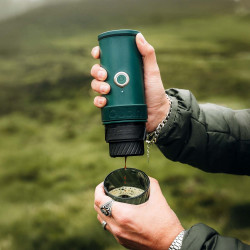 Aparat de espresso portabil Outin Mino CG, 22 bari, 9000 mAh, 70 ml, extracție la 93,3 °C, cafea măcinată + capsule Nespresso, USB-C, verde montan