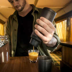 Wacaco Pixapresso hordozható eszpresszógép, 20 bar, 9000 mAh, 120 ml, őrölt kávé + kapszulák, LED érintőképernyős vezérlés, sötét bordó